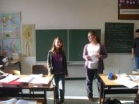 Nina mit Mandy vor der Klasse