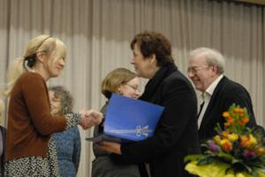 Frau Odenthal erhält die Urkunde