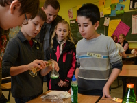 Experimentierwerkstatt: Schüler der Jahrgänge 7-10 führen mit den Besuchern naturwissenschaftliche Experimente durch. 