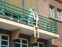 Das innenliegende Holzgerüst wird vom Künstler zur Probe aufgehängt
