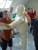 Ein Blick in das Innenleben einer Figur aus Bauschaum und Styropor