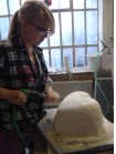 Viktoria arbeitet mit dem Druckluftmeißel