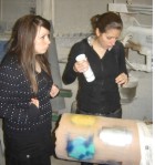 Carina und Sabrina arbeiten an der Farbgebung der Tierlogos