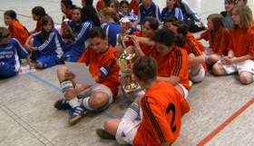 Mit Pokal und Urkunde