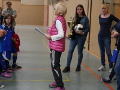 Esra hilft bei der Siegerehrung