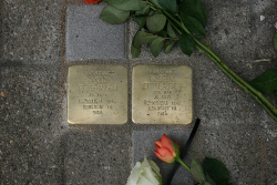 "<em>Man stolpert mit dem Kopf und mit dem Herzen über die Stolpersteine. Und wenn du den Namen lesen willst, musst du dich vor dem Opfer automatisch verbeugen. </em> ". Gunter Demnig